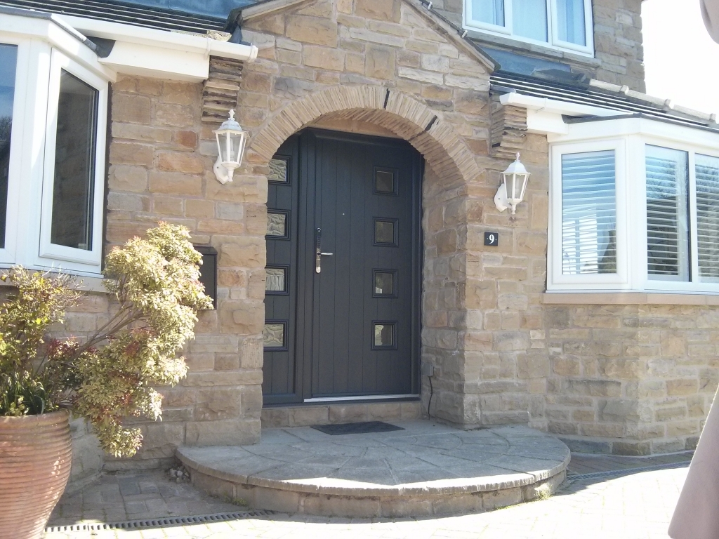 We love this style of composite door. This is a Milano Anthracite Grey door and composite side light with Yale Keyfree door handle.